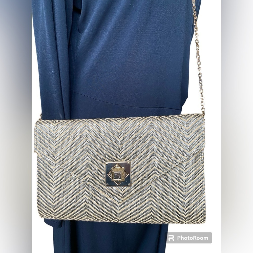 Urban Expressions-NWT silver/tan vintage woven crossbsbody/clutch gold hardware.
